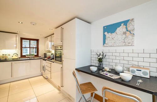 Treator Cottage | PRIVATE PARKING, Cottage in Padstow, old part of town, family & pet friendly