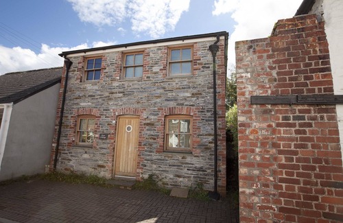 Treator Cottage | PRIVATE PARKING, Cottage in Padstow, old part of town, family & pet friendly