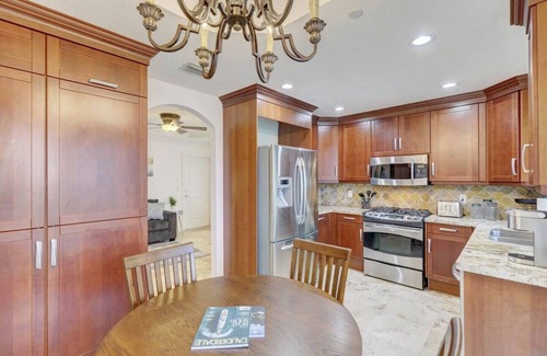 Colee Hammock House | Private Patio ~ Cali King Bed ~ Grill ~ Smart TVs