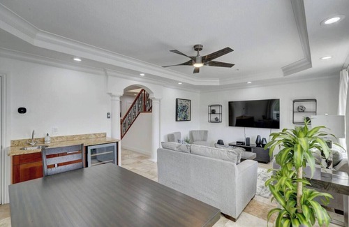 Colee Hammock House | Private Patio ~ Cali King Bed ~ Grill ~ Smart TVs