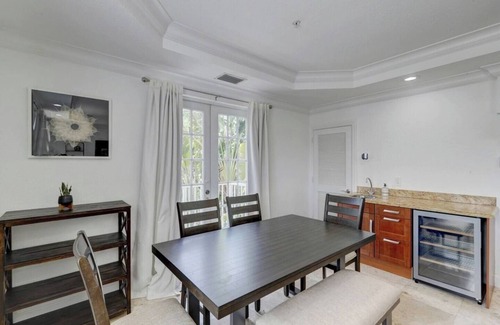 Colee Hammock House | Private Patio ~ Cali King Bed ~ Grill ~ Smart TVs
