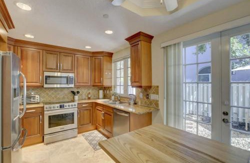 Colee Hammock House | Private Patio Cali King Bed Sleeps 10