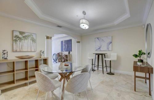 Colee Hammock House | Private Patio Cali King Bed Sleeps 10