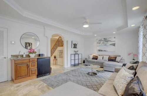 Colee Hammock House | Private Patio Cali King Bed Sleeps 10
