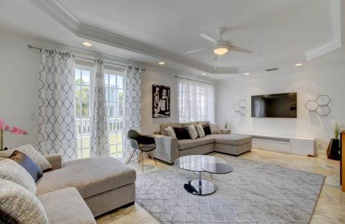 Colee Hammock House | Private Patio Cali King Bed Sleeps 10