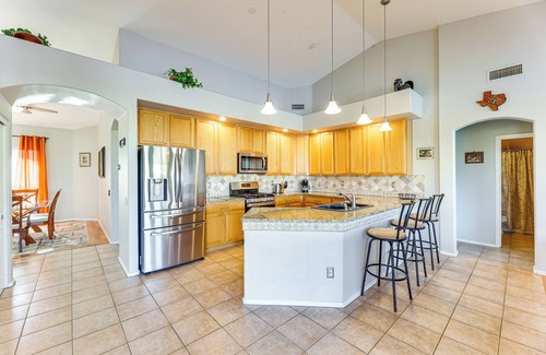 Chandler House | Private Patio & Grill: Lakefront Chandler Home
