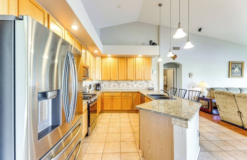 Chandler House | Private Patio & Grill: Lakefront Chandler Home