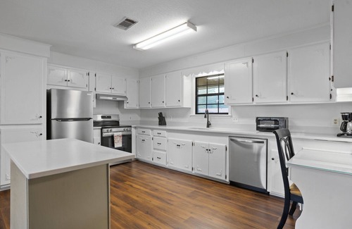 Hattiesburg House | Private pond, fishing, 2 bed 2 bath Retreat