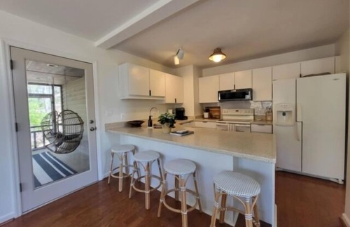 Goodview House | Private pool and hot tub, paddleboard, ping pong