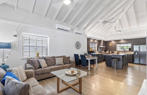Opal House | Private Pool * BBQ * 2 min from Palm Beach!