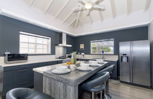 Opal House | Private Pool * BBQ * 2 min from Palm Beach!