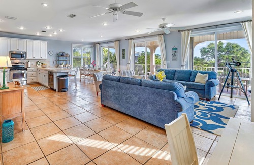 Plantation House | Private Pool, less than 5 minute walk to beach, Tennis and Pickleball Court!