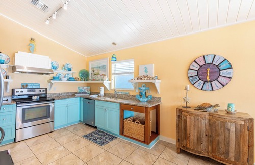 Mid Island House | ⭐Private Pool | Steps to the Beach | Backyard Tiki Bar | Blue Starfish⭐
