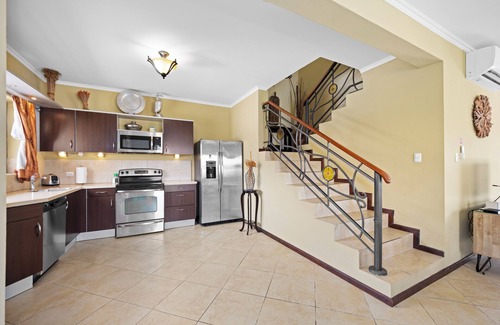 Gold Coast House | Private pool! *walking dist. to Aruba beaches*