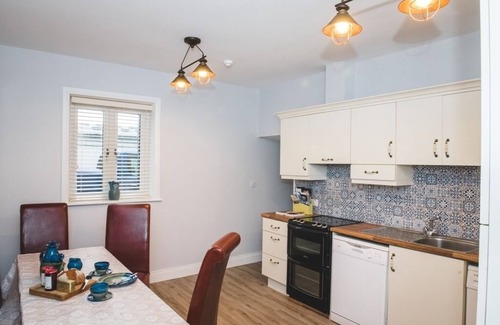 Castlemaine House | Private Pub on Ireland's Wild Atlantic Way and close to Killarney (sleeps 10)