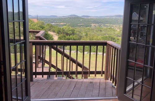 Pipe Creek House | Private | Quiet | Pet Friendly | Hot Tub | Bandera Texas
