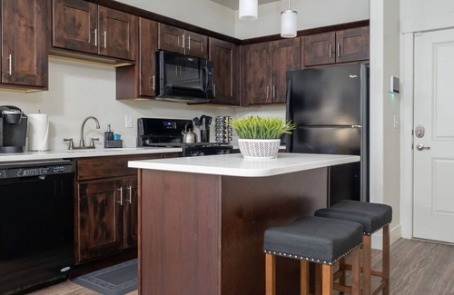 Central City Apartment | Private Retreat in Dwntwn*Close to Skiing*Hot Tub