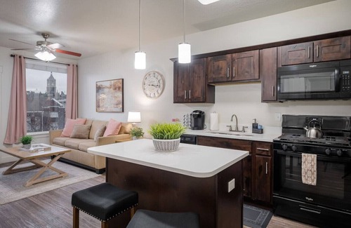 Central City Apartment | Private Retreat in Dwntwn*Close to Skiing*Hot Tub