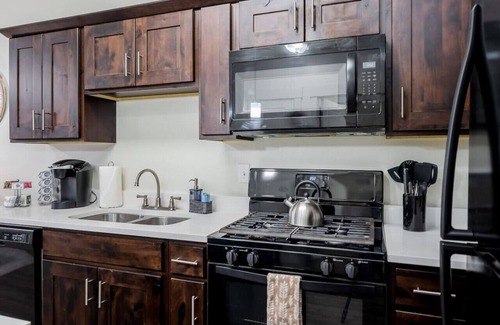 Central City Apartment | Private Retreat in Dwntwn*Close to Skiing*Hot Tub