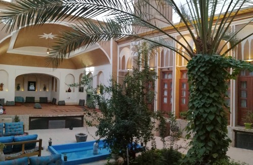Ashkez̄ar Resort | Private room ∙ 3 guests
