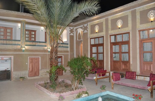 Ashkez̄ar Resort | Private room ∙ 3 guests