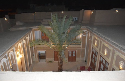 Ashkez̄ar Resort | Private room ∙ 3 guests