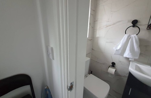 Erdington House | Private Room - Ensuite Bathroom - Free Parking