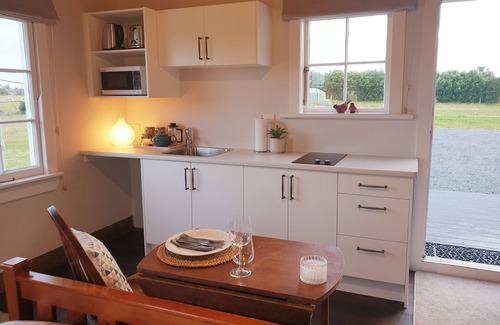 Clarks Beach Apartment | Private room in a villa mansion by the water