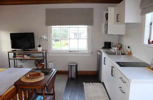 Clarks Beach Apartment | Private room in a villa mansion by the water