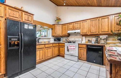 Fleetwood House | Private Room near Town Centre, Restaurants, Shopping & Bus to Skytrain F2