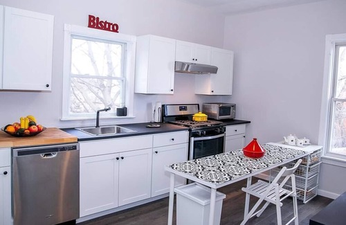 Smith Hill House | 👑❤️Private Room w/Queen Bed near Providence Train station