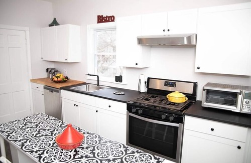 Smith Hill House | 👑❤️Private Room w/Queen Bed near Providence Train station