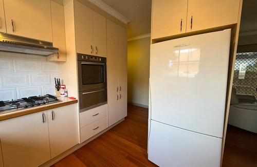 Bentleigh Apartment | Private Room | Walk to Train, Cafes, & Shops
