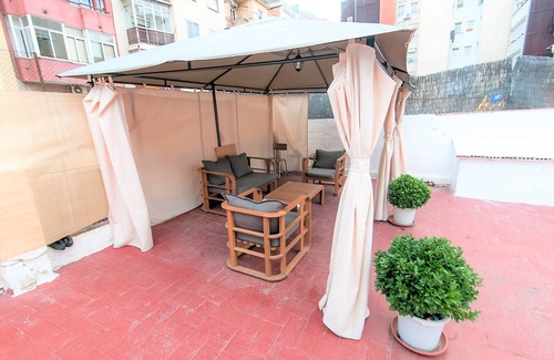 La Maternitat i Sant Ramon Apartment | Private room with single bed, with terrace 200 m2.