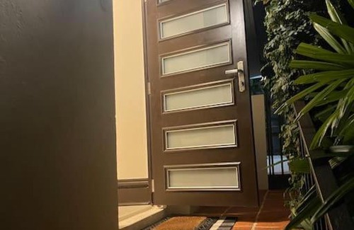 Monacillo Urbano House | Private Rooms in Duplex Home w 4 Baths FQ Beds 1-3ppl