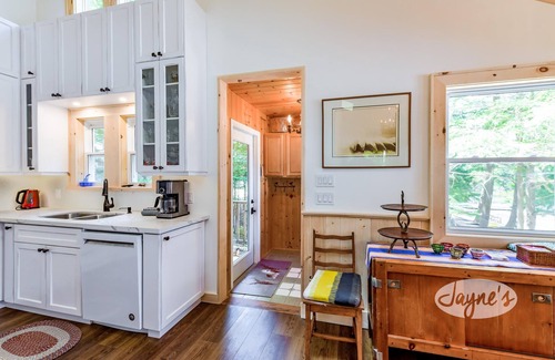 Minett Cottage | Private Rosseau Beachfront Cottage! Sunrises & Sunsets! Sleeps 15! MUST SEE!