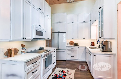 Minett Cottage | Private Rosseau Beachfront Cottage! Sunrises & Sunsets! Sleeps 15! MUST SEE!