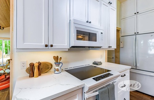 Minett Cottage | Private Rosseau Beachfront Cottage! Sunrises & Sunsets! Sleeps 15! MUST SEE!