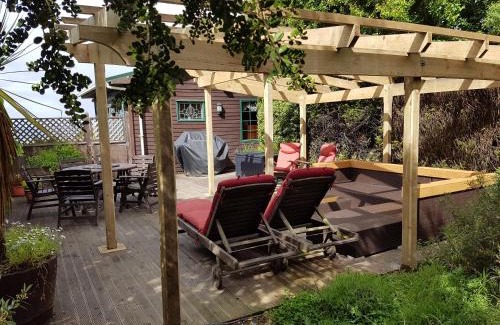 Ahuriri Flat House | Private seaside couples hideaway