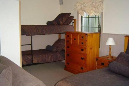 Ahuriri Flat House | Private seaside couples hideaway