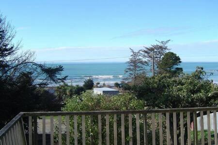 Ahuriri Flat House | Private seaside couples hideaway