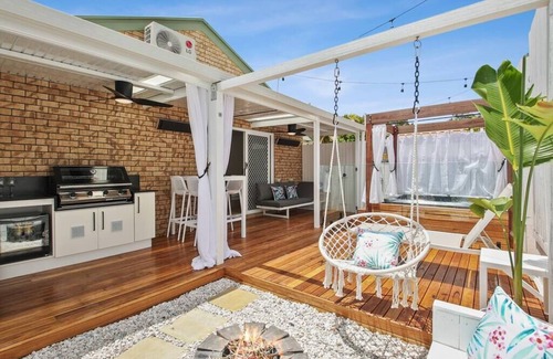 Coolum Beach House | Private Spa, Fire Pit - The Retreat Coolum Beach