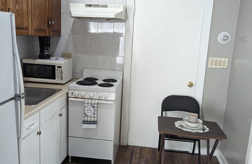 Holbrook House | Private, Spacious, Comfy 1 bedroom Entire Suite, Separate Entry & Onsite Parking