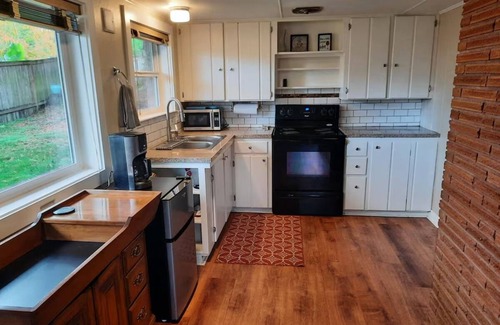 Highline House | Private & Spacious Daylight Basement Apartment with Kitchen