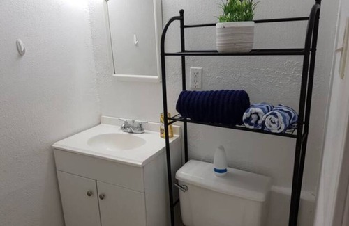 Brookhollow Apartment | Private studio apartment with full kitchen & bath