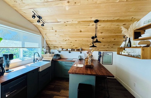 Powell River Apartment | Private studio, beach access, hot tub, storm watching pet friendly - Heron Suite