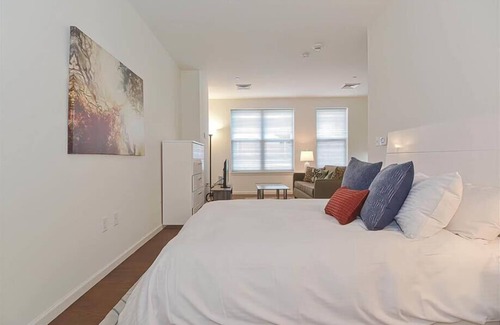 Central-Maverick Square - Paris Street Apartment | Private Studio | Upscale Amenities | Business Traveler Friendly | GLS
