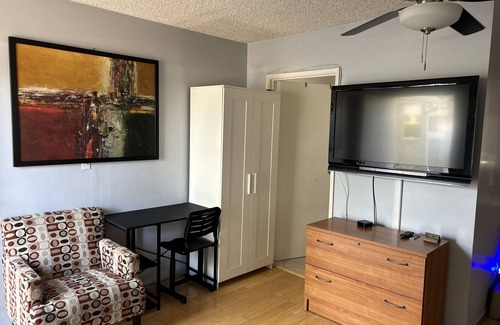 North Hollywood Apartment | Private Studio GuestHouse With Everything!