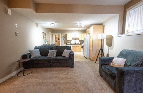 Grande Prairie House | Private Suite- 2 Beds | Full Kitchen | Free Wifi