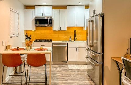 El Centro Apartment | Private-Suite, Kitchen, Laundry, Rainfall Shower, 4kTV